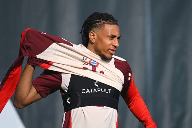 Michael OLISE (Bayern Muenchen), Aktion,Einzelbild,angeschnittenes Einzelmotiv,Halbfigur,halbe Figur. Abschlusstraining am 17.02.2025 vor dem Fussball Champions League K.O. Phase Play offs FC Bayern Muenchen - Celtic Glasgow.