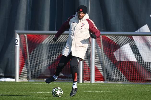 Trainer Vincent KOMPANY (Bayern Muenchen) am Ball, Abschlusstraining am 17.02.2025 vor dem Fussball Champions League K.O. Phase Play offs FC Bayern Muenchen - Celtic Glasgow.