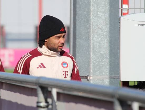Fussball, Herren, Saison 2024 2025, FC Bayern München, Abschlusstraining, Training, Champions League Serge Gnabry (FC Bayern München) auf dem Weg zum Trainingsplatz
