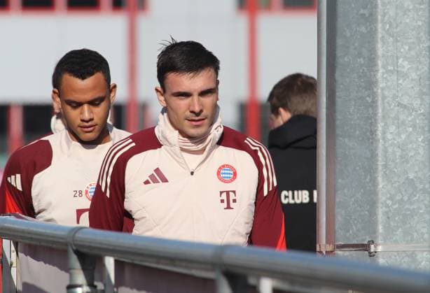 Fussball, Herren, Saison 2024 2025, FC Bayern München, Abschlusstraining, Training, Champions League Joao Palhinha (FC Bayern München) auf dem Weg zum Trainingsplatz