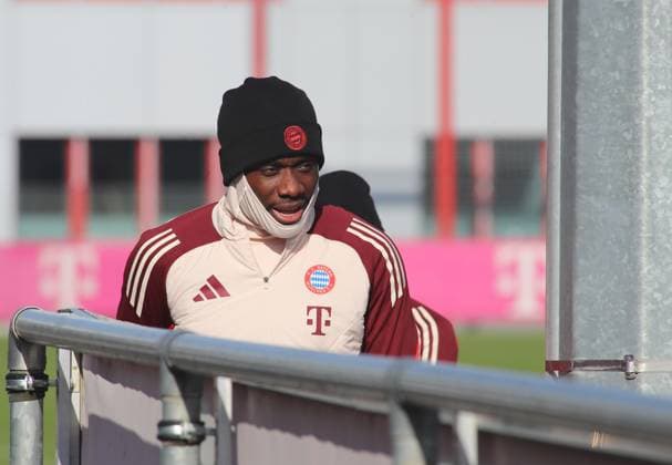 Fussball, Herren, Saison 2024 2025, FC Bayern München, Abschlusstraining, Training, Champions League Alphonso Davies (FC Bayern München) auf dem Weg zum Trainingsplatz