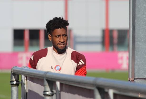 Fussball, Herren, Saison 2024 2025, FC Bayern München, Abschlusstraining, Training, Champions League Kingsley Coman (FC Bayern München) auf dem Weg zum Trainingsplatz