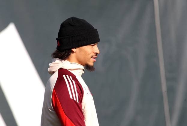 Fussball, Herren, Saison 2024 2025, FC Bayern München, Abschlusstraining, Training, Champions League Leroy Sane (FC Bayern München) auf dem Weg zum Trainingsplatz