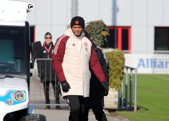 Fussball, Herren, Saison 2024 2025, FC Bayern München, Abschlusstraining, Training, Champions League Vincent Kompany, Trainer (FC Bayern München) auf dem Weg zum Trainingsplatz