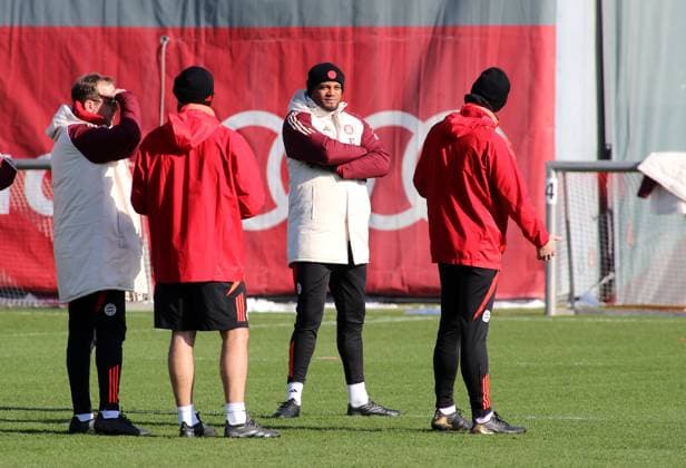 Fussball, Herren, Saison 2024 2025, FC Bayern München, Abschlusstraining, Training, Champions League Vincent Kompany, Trainer (FC Bayern München) beobachtet das Training auf dem Platz