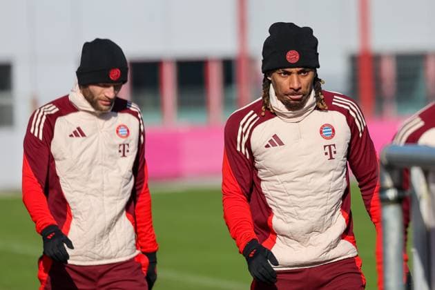 Sacha Boey (FC Bayern Muenchen, 23) auf dem Weg auf den Trainingsplatz, mit Konrad Laimer (FC Bayern Muenchen, 27), GER, Abschlusstraining, FC Bayern Muenchen, Fussball, UEFA Champions League, Play-offs, Saison 2024 2025, 17.02.2025, GER, Abschlusstraining, FC Bayern Muenchen, Fussball, UEFA Champions League, Play-offs, Saison 2024 2025, 17.02.2025 Muenchen Copyright: xEibner-Pressefoto JennixMaulx EP_JML