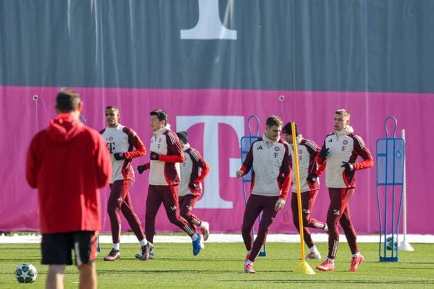Spieler laufen im Training, Tarek Buchmann (FC Bayern Muenchen, 28) mit Minjae Kim (FC Bayern Muenchen, 03) und Josip Stanisic (FC Bayern Muenchen, 44) mit Gabriel Vidovic (FC Bayern Muenchen, 24), GER, Abschlusstraining, FC Bayern Muenchen, Fussball, UEFA Champions League, Play-offs, Saison 2024 2025, 17.02.2025, GER, Abschlusstraining, FC Bayern Muenchen, Fussball, UEFA Champions League, Play-offs, Saison 2024 2025, 17.02.2025 Muenchen Copyright: xEibner-Pressefoto JennixMaulx EP_JML