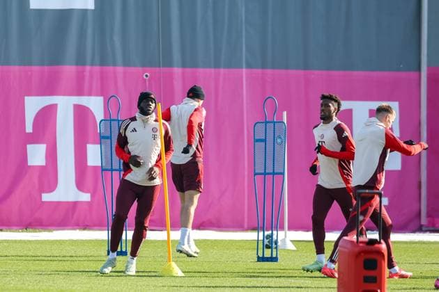 Dayot Upamecano (FC Bayern Muenchen, 02) beim Training mit Kingsley Coman (FC Bayern Muenchen, 11), GER, Abschlusstraining, FC Bayern Muenchen, Fussball, UEFA Champions League, Play-offs, Saison 2024 2025, 17.02.2025, GER, Abschlusstraining, FC Bayern Muenchen, Fussball, UEFA Champions League, Play-offs, Saison 2024 2025, 17.02.2025 Muenchen Copyright: xEibner-Pressefoto JennixMaulx EP_JML