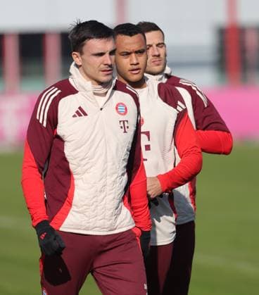 16.02.2025, CL. Abschlusstraining, Saebenerstrasse Muenchen,, Fussball, im Bild: Joao Palhinha (FC Bayern Muenchen), Tarek Buchmann (FC Bayern Muenchen) und Leon Goretzka (FC Bayern Muenchen)