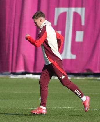 16.02.2025, CL. Abschlusstraining, Saebenerstrasse Muenchen,, Fussball, im Bild: Joshua Kimmich (FC Bayern Muenchen) bricht den Training ab