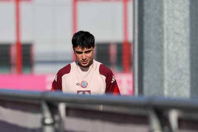 Aleksandar Pavlovic (FC Bayern Muenchen, 45) auf dem Weg auf den Trainingsplatz, GER, Abschlusstraining, FC Bayern Muenchen, Fussball, UEFA Champions League, Play-offs, Saison 2024 2025, 17.02.2025, GER, Abschlusstraining, FC Bayern Muenchen, Fussball, UEFA Champions League, Play-offs, Saison 2024 2025, 17.02.2025 Muenchen Copyright: xEibner-Pressefoto JennixMaulx EP_JML