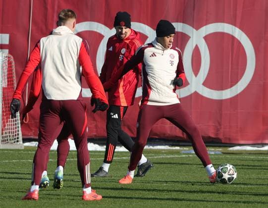 16.02.2025, CL. Abschlusstraining, Saebenerstrasse Muenchen,, Fussball, im Bild: Gabriel Vidovic (FC Bayern Muenchen) und Jamal Musiala (FC Bayern Muenchen)