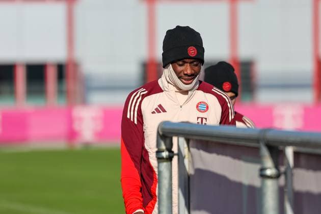 Alphonso Davies (FC Bayern Muenchen, 19) auf dem Weg auf den Trainingsplatz, GER, Abschlusstraining, FC Bayern Muenchen, Fussball, UEFA Champions League, Play-offs, Saison 2024 2025, 17.02.2025, GER, Abschlusstraining, FC Bayern Muenchen, Fussball, UEFA Champions League, Play-offs, Saison 2024 2025, 17.02.2025 Muenchen Copyright: xEibner-Pressefoto JennixMaulx EP_JML