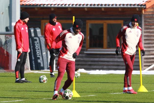 19 Alphonso Davies, Portraet, Portrait, , am Ball, Fussball Abschlusstraining - FC Bayern München vor UEFA Champions League-Spiel vs. Celtic Glasgow 17.02.2025 Trainingsgelände, Säbenerstr. FOTO: Mladen Lackovic LakoPress