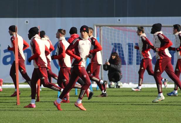 Fussball, Herren, Saison 2024 2025, FC Bayern München, Abschlusstraining, Training, Champions League Jamal Musiala (FC Bayern München) beim Laufen, Blick nach hinten