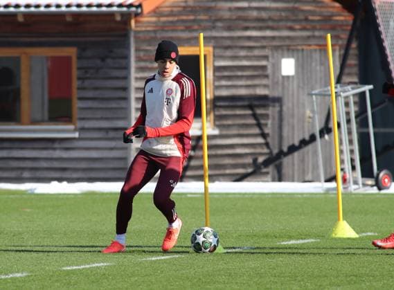 Fussball, Herren, Saison 2024 2025, FC Bayern München, Abschlusstraining, Training, Champions League Jamal Musiala (FC Bayern München) mit Ball