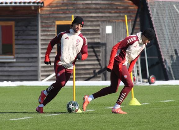 Fussball, Herren, Saison 2024 2025, FC Bayern München, Abschlusstraining, Training, Champions League Leroy Sane (FC Bayern München) mit Ball