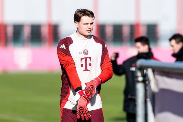 UEFA Champions League: Abschlusstraining FC Bayern München; 17.02.2025 Jonas Urbig (FC Bayern München, 40) auf dem Weg zum Training UEFA Champions League: Abschlusstraining FC Bayern München vor dem Spiel gegen Celtic FC, München, Trainingsgelände an der Säbenerstr am 17.02.2025 Copyright: xBEAUTIFULxSPORTS Wunderlx