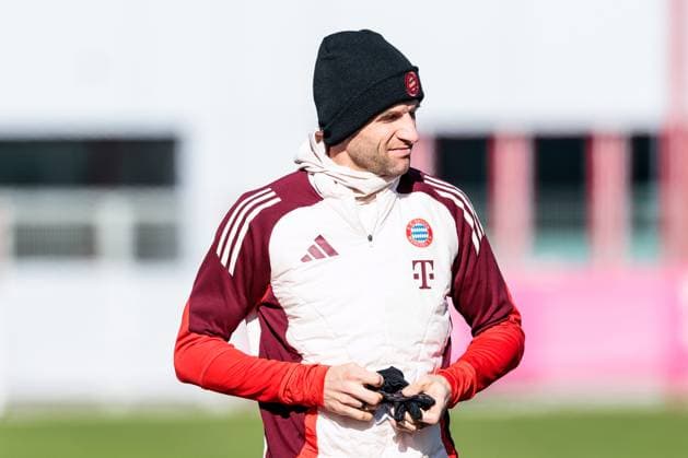 UEFA Champions League: Abschlusstraining FC Bayern München; 17.02.2025 Thomas Müller (FC Bayern München, 25) auf dem Weg zum Training UEFA Champions League: Abschlusstraining FC Bayern München vor dem Spiel gegen Celtic FC, München, Trainingsgelände an der Säbenerstr am 17.02.2025 Copyright: xBEAUTIFULxSPORTS Wunderlx