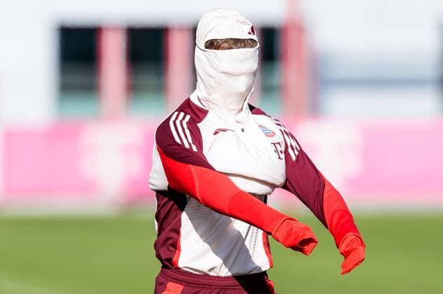 UEFA Champions League: Abschlusstraining FC Bayern München; 17.02.2025 Joshua Kimmich (FC Bayern München, 6) auf dem Weg zum Training, Gesicht verdeckt, zieht Thermooberteil an UEFA Champions League: Abschlusstraining FC Bayern München vor dem Spiel gegen Celtic FC, München, Trainingsgelände an der Säbenerstr am 17.02.2025 Copyright: xBEAUTIFULxSPORTS Wunderlx