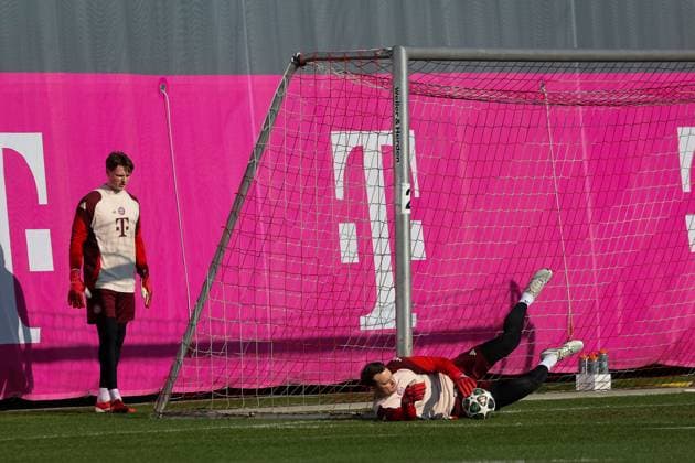 Manuel Neuer (FC Bayern Muenchen, 01) beim Torwarttraining, mit Jonas Urbig (FC Bayern Muenchen, 40), GER, Abschlusstraining, FC Bayern Muenchen, Fussball, UEFA Champions League, Play-offs, Saison 2024 2025, 17.02.2025, GER, Abschlusstraining, FC Bayern Muenchen, Fussball, UEFA Champions League, Play-offs, Saison 2024 2025, 17.02.2025 Muenchen Copyright: xEibner-Pressefoto JennixMaulx EP_JML