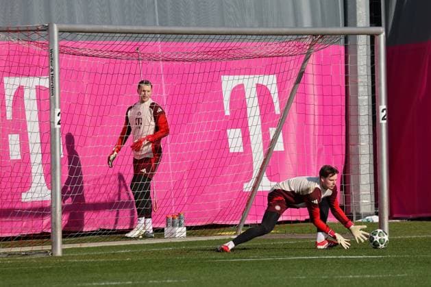 Jonas Urbig (FC Bayern Muenchen, 40) beim Torwarttraining mit Manuel Neuer (FC Bayern Muenchen, 01), GER, Abschlusstraining, FC Bayern Muenchen, Fussball, UEFA Champions League, Play-offs, Saison 2024 2025, 17.02.2025, GER, Abschlusstraining, FC Bayern Muenchen, Fussball, UEFA Champions League, Play-offs, Saison 2024 2025, 17.02.2025 Muenchen Copyright: xEibner-Pressefoto JennixMaulx EP_JML