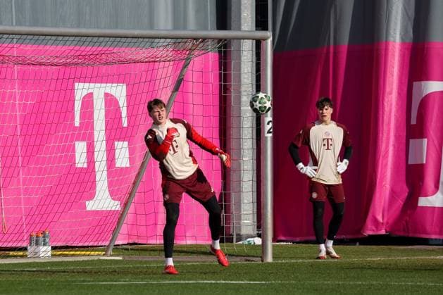 Jonas Urbig (FC Bayern Muenchen, 40) beim Torwarttraining, GER, Abschlusstraining, FC Bayern Muenchen, Fussball, UEFA Champions League, Play-offs, Saison 2024 2025, 17.02.2025, GER, Abschlusstraining, FC Bayern Muenchen, Fussball, UEFA Champions League, Play-offs, Saison 2024 2025, 17.02.2025 Muenchen Copyright: xEibner-Pressefoto JennixMaulx EP_JML
