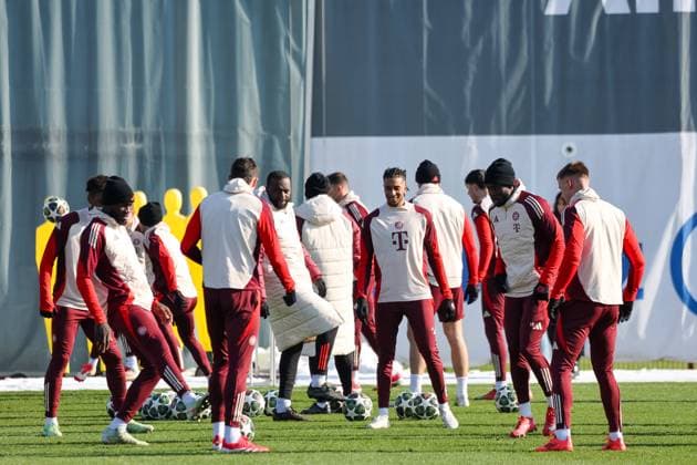 Spieler beim Training, Michael Olise (FC Bayern Muenchen, 17) mit Dayot Upamecano (FC Bayern Muenchen, 02) und Alphonso Davies (FC Bayern Muenchen, 19), mit Gabriel Vidovic (FC Bayern Muenchen, 24) und Dayot Upamecano (FC Bayern Muenchen, 02), GER, Abschlusstraining, FC Bayern Muenchen, Fussball, UEFA Champions League, Play-offs, Saison 2024 2025, 17.02.2025, GER, Abschlusstraining, FC Bayern Muenchen, Fussball, UEFA Champions League, Play-offs, Saison 2024 2025, 17.02.2025 Muenchen Copyright: xEibner-Pressefoto JennixMaulx EP_JML
