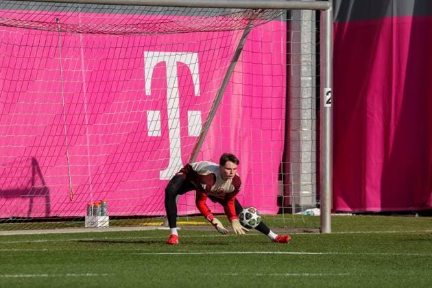 Jonas Urbig (FC Bayern Muenchen, 40) beim Torwarttraining, GER, Abschlusstraining, FC Bayern Muenchen, Fussball, UEFA Champions League, Play-offs, Saison 2024 2025, 17.02.2025, GER, Abschlusstraining, FC Bayern Muenchen, Fussball, UEFA Champions League, Play-offs, Saison 2024 2025, 17.02.2025 Muenchen Copyright: xEibner-Pressefoto JennixMaulx EP_JML