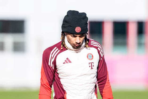 UEFA Champions League: Abschlusstraining FC Bayern München; 17.02.2025 Sacha Boey (FC Bayern München, 23) auf dem Weg zum Training UEFA Champions League: Abschlusstraining FC Bayern München vor dem Spiel gegen Celtic FC, München, Trainingsgelände an der Säbenerstr am 17.02.2025 Copyright: xBEAUTIFULxSPORTS Wunderlx