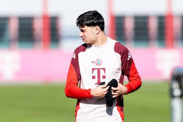 UEFA Champions League: Abschlusstraining FC Bayern München; 17.02.2025 Aleksandar Pavlovic (FC Bayern München, 45) auf dem Weg zum Training UEFA Champions League: Abschlusstraining FC Bayern München vor dem Spiel gegen Celtic FC, München, Trainingsgelände an der Säbenerstr am 17.02.2025 Copyright: xBEAUTIFULxSPORTS Wunderlx