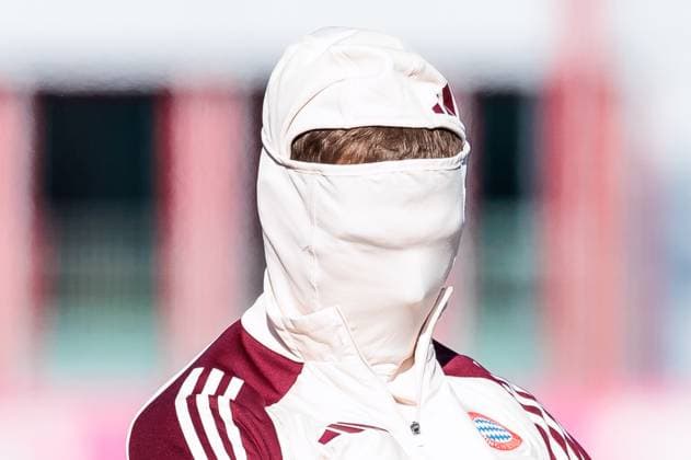 UEFA Champions League: Abschlusstraining FC Bayern München; 17.02.2025 Joshua Kimmich (FC Bayern München, 6) auf dem Weg zum Training, Gesicht verdeckt, zieht Thermooberteil an UEFA Champions League: Abschlusstraining FC Bayern München vor dem Spiel gegen Celtic FC, München, Trainingsgelände an der Säbenerstr am 17.02.2025 Copyright: xBEAUTIFULxSPORTS Wunderlx