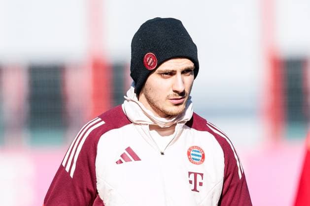 UEFA Champions League: Abschlusstraining FC Bayern München; 17.02.2025 Josip Stanisic (FC Bayern München, 44) auf dem Weg zum Training UEFA Champions League: Abschlusstraining FC Bayern München vor dem Spiel gegen Celtic FC, München, Trainingsgelände an der Säbenerstr am 17.02.2025 Copyright: xBEAUTIFULxSPORTS Wunderlx