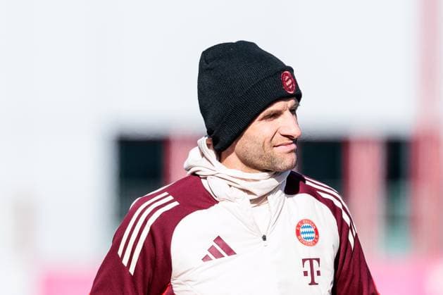 UEFA Champions League: Abschlusstraining FC Bayern München; 17.02.2025 Thomas Müller (FC Bayern München, 25) auf dem Weg zum Training UEFA Champions League: Abschlusstraining FC Bayern München vor dem Spiel gegen Celtic FC, München, Trainingsgelände an der Säbenerstr am 17.02.2025 Copyright: xBEAUTIFULxSPORTS Wunderlx
