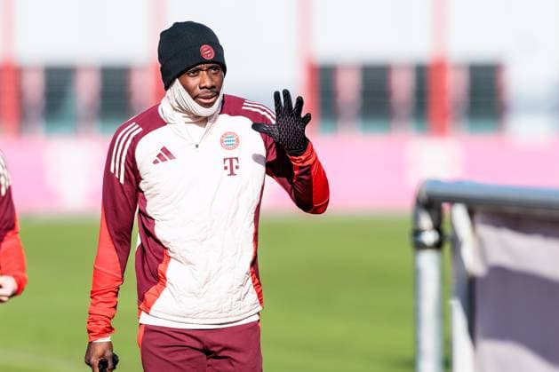 UEFA Champions League: Abschlusstraining FC Bayern München; 17.02.2025 Alphonso Davies (FC Bayern München, 19) auf dem Weg zum Training, winkt UEFA Champions League: Abschlusstraining FC Bayern München vor dem Spiel gegen Celtic FC, München, Trainingsgelände an der Säbenerstr am 17.02.2025 Copyright: xBEAUTIFULxSPORTS Wunderlx
