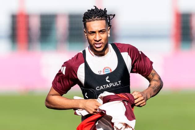 UEFA Champions League: Abschlusstraining FC Bayern München; 17.02.2025 Michael Olise (FC Bayern München, 17) auf dem Weg zum Training, sprintet noch im TShirt UEFA Champions League: Abschlusstraining FC Bayern München vor dem Spiel gegen Celtic FC, München, Trainingsgelände an der Säbenerstr am 17.02.2025 Copyright: xBEAUTIFULxSPORTS Wunderlx