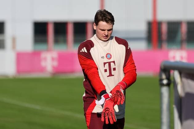 Jonas Urbig (FC Bayern Muenchen, 40) auf dem Weg auf den Trainingsplatz, GER, Abschlusstraining, FC Bayern Muenchen, Fussball, UEFA Champions League, Play-offs, Saison 2024 2025, 17.02.2025, GER, Abschlusstraining, FC Bayern Muenchen, Fussball, UEFA Champions League, Play-offs, Saison 2024 2025, 17.02.2025 Muenchen Copyright: xEibner-Pressefoto JennixMaulx EP_JML