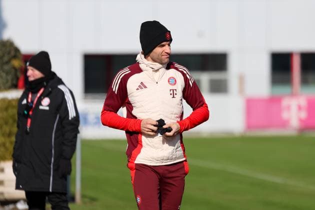 Thomas Mueller (FC Bayern Muenchen, 25) auf dem Weg auf den Trainingsplatz, GER, Abschlusstraining, FC Bayern Muenchen, Fussball, UEFA Champions League, Play-offs, Saison 2024 2025, 17.02.2025, GER, Abschlusstraining, FC Bayern Muenchen, Fussball, UEFA Champions League, Play-offs, Saison 2024 2025, 17.02.2025 Muenchen Copyright: xEibner-Pressefoto JennixMaulx EP_JML