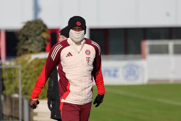 Alphonso Davies (FC Bayern Muenchen, 19) auf dem Weg auf den Trainingsplatz, GER, Abschlusstraining, FC Bayern Muenchen, Fussball, UEFA Champions League, Play-offs, Saison 2024 2025, 17.02.2025, GER, Abschlusstraining, FC Bayern Muenchen, Fussball, UEFA Champions League, Play-offs, Saison 2024 2025, 17.02.2025 Muenchen Copyright: xEibner-Pressefoto JennixMaulx EP_JML