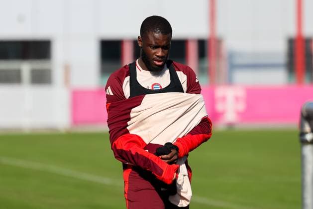 Dayot Upamecano (FC Bayern Muenchen, 02) auf dem Weg auf den Trainingsplatz, GER, Abschlusstraining, FC Bayern Muenchen, Fussball, UEFA Champions League, Play-offs, Saison 2024 2025, 17.02.2025, GER, Abschlusstraining, FC Bayern Muenchen, Fussball, UEFA Champions League, Play-offs, Saison 2024 2025, 17.02.2025 Muenchen Copyright: xEibner-Pressefoto JennixMaulx EP_JML