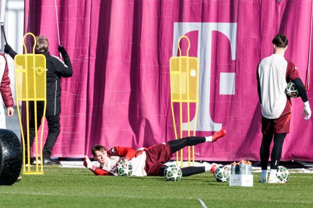 UEFA Champions League: Abschlusstraining FC Bayern München; 17.02.2025 Jonas Urbig (FC Bayern München, 40) hält einen Ball UEFA Champions League: Abschlusstraining FC Bayern München vor dem Spiel gegen Celtic FC, München, Trainingsgelände an der Säbenerstr am 17.02.2025 Copyright: xBEAUTIFULxSPORTS Wunderlx