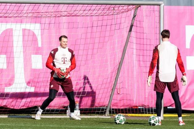 UEFA Champions League: Abschlusstraining FC Bayern München; 17.02.2025 Manuel Neuer (FC Bayern München, 1) hält einen Ball UEFA Champions League: Abschlusstraining FC Bayern München vor dem Spiel gegen Celtic FC, München, Trainingsgelände an der Säbenerstr am 17.02.2025 Copyright: xBEAUTIFULxSPORTS Wunderlx