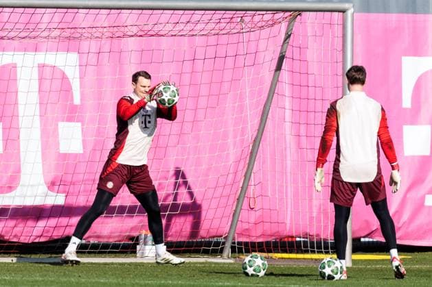 UEFA Champions League: Abschlusstraining FC Bayern München; 17.02.2025 Manuel Neuer (FC Bayern München, 1) hält einen Ball UEFA Champions League: Abschlusstraining FC Bayern München vor dem Spiel gegen Celtic FC, München, Trainingsgelände an der Säbenerstr am 17.02.2025 Copyright: xBEAUTIFULxSPORTS Wunderlx