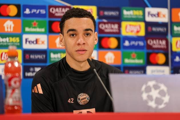 Jamal Musiala (FC Bayern Muenchen, 42) bei der Pressekonferenz, GER, Internationale Pressekonferenz, FC Bayern Muenchen, Fussball, UEFA Champions League, Play-offs, Saison 2024 2025, 17.02.2025, GER, Internationale Pressekonferenz, FC Bayern Muenchen, Fussball, UEFA Champions League, Play-offs, Saison 2024 2025, 17.02.2025 Muenchen Copyright: xEibner-Pressefoto JennixMaulx EP_JML