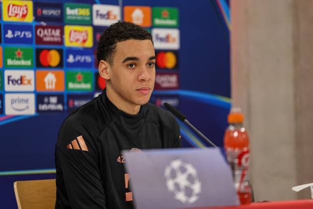 Jamal Musiala (FC Bayern Muenchen, 42) bei der Pressekonferenz, GER, Internationale Pressekonferenz, FC Bayern Muenchen, Fussball, UEFA Champions League, Play-offs, Saison 2024 2025, 17.02.2025, GER, Internationale Pressekonferenz, FC Bayern Muenchen, Fussball, UEFA Champions League, Play-offs, Saison 2024 2025, 17.02.2025 Muenchen Copyright: xEibner-Pressefoto JennixMaulx EP_JML