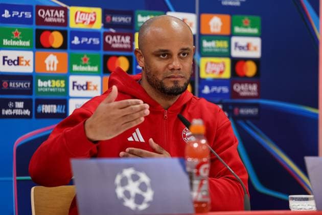 Vincent Kompany (FC Bayern Muenchen, Cheftrainer) bei der Pressekonferenz, gestikulierend, GER, Internationale Pressekonferenz, FC Bayern Muenchen, Fussball, UEFA Champions League, Play-offs, Saison 2024 2025, 17.02.2025, GER, Internationale Pressekonferenz, FC Bayern Muenchen, Fussball, UEFA Champions League, Play-offs, Saison 2024 2025, 17.02.2025 Muenchen Copyright: xEibner-Pressefoto JennixMaulx EP_JML