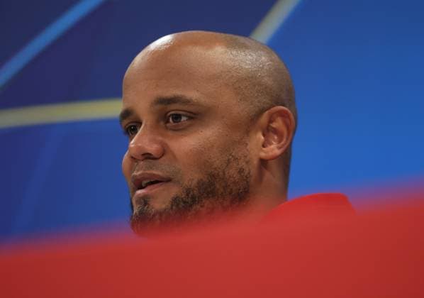 Fussball, Herren, Champions League, Saison 2024 2025, FC Bayern München, Internationale Pressekonferenz Vincent Kompany, Trainer (FC Bayern München) auf der Presskonfernez, Kopf, Portrait