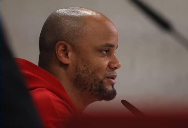 Fussball, Herren, Champions League, Saison 2024 2025, FC Bayern München, Internationale Pressekonferenz Vincent Kompany, Trainer (FC Bayern München) auf der Presskonfernez, Kopf, Portrait