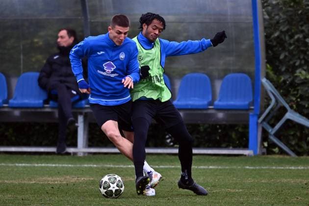 February 17, 2025, Zingonia, Italia: Atalanta™s Federico Cassa and Atalanta s Juan Cuadrado during a training session on the eve of the UEFA Champions League knockout phase play-offs 2st leg match between Atalanta BC and Club Brugge KV at Bortolotti Training Center in Zingonia, Italy, 17 February 2025..ANSA MICHELE MARAVIGLIA Soccer: Champions League; Atalanta-Club Brugge  - ZUMAa110 20250217_zaf_a110_014 Copyright: xMichelexMaravigliax