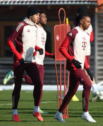 17.02.2025, CL. Abschlusstraining, Saebenerstrasse Muenchen,, Fussball, im Bild: Jamal Musiala (FC Bayern Muenchen), Kingsley Coman (FC Bayern Muenchen) und Michael Olise (FC Bayern Muenchen)